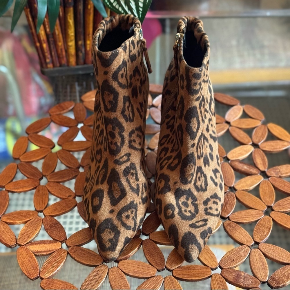 Enzo Angiolini Philoni Suede Leopard Print Pointed Toe Booties – Size 8.5